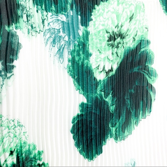 Cleo Asymmetrical Green Floral Blouse - Picture 3 of 12